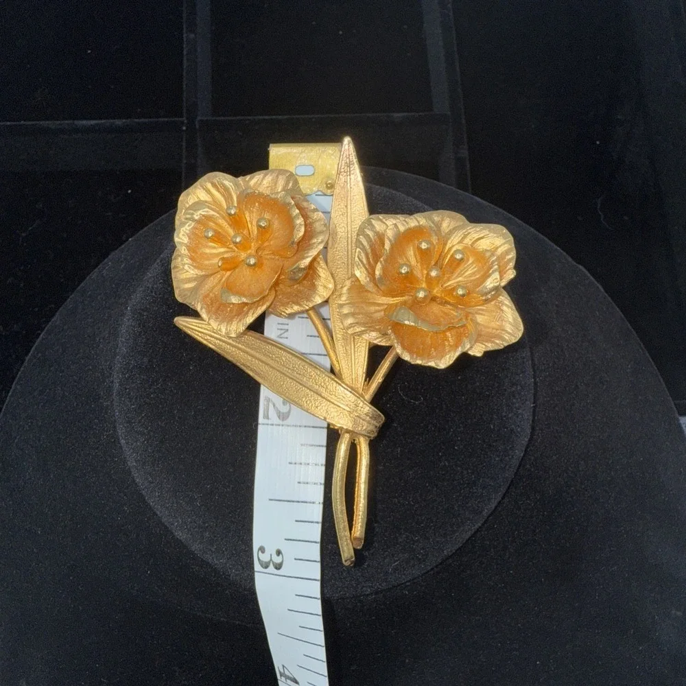Stunning Gold Tone Double Flower Brooch / Pin Vintage